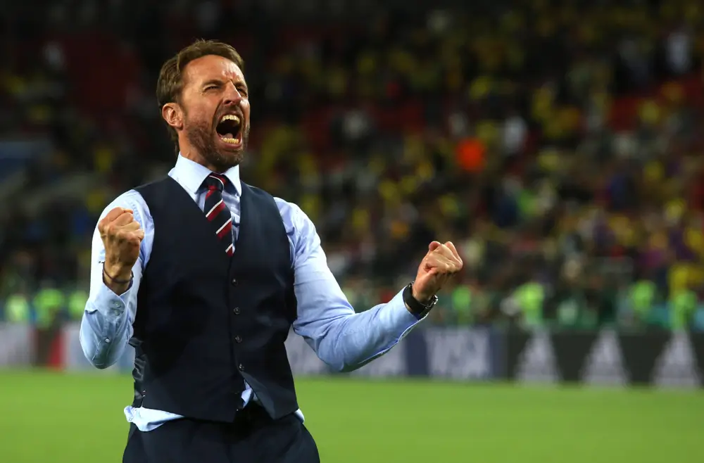Foto von Gareth Southgate beim Jubel als Trainer der englischen Nationalmannschaft.