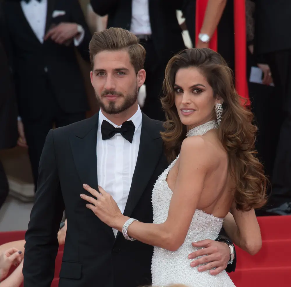 Kevin Trapp mit Izabel Goulart auf dem roten Teppich.