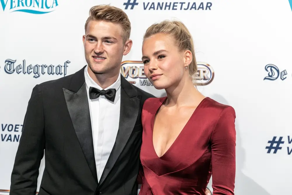 Matthijs de Ligt und Annekee Molenaar bei einer Gala.