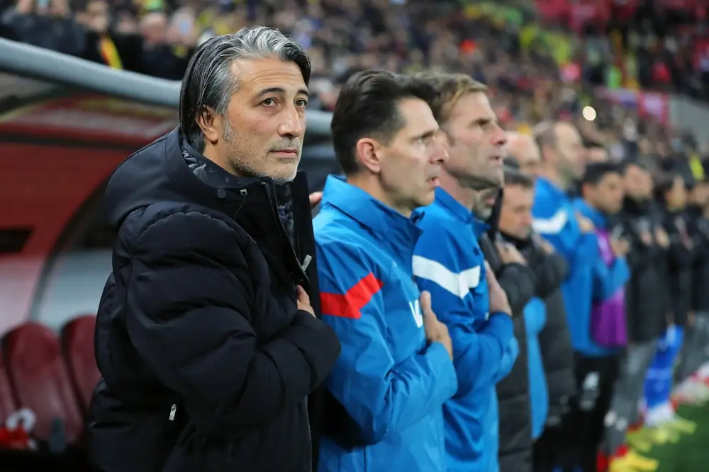 Murat Yakin (l.) bei der Schweizer Nationalhymne.