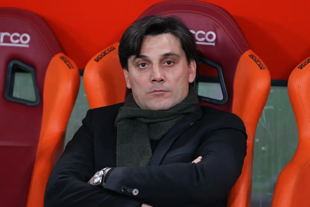Foto von Vincenzo Montella auf der Trainerbank.