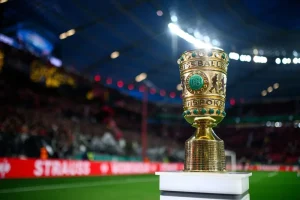 DFB-Pokal auf einem Podest im Stadion bei Nacht