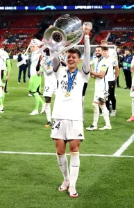 Foto für Arda Güler Steckbrief mit Champions League Pokal