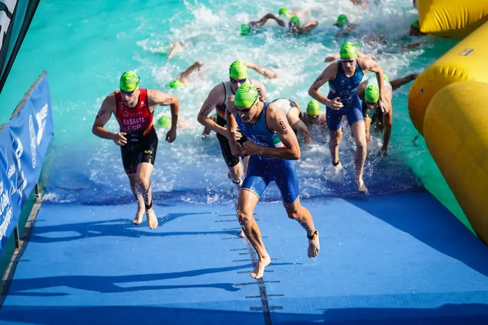 Beim Triathlon heißt es Schwimmen, Fahrradfahren und Rennen.