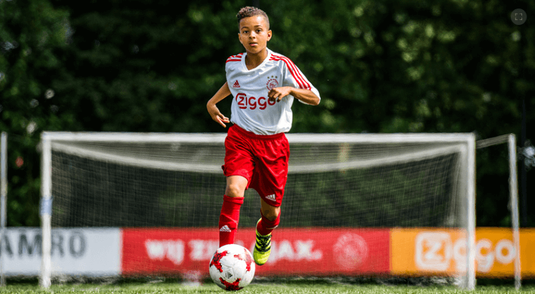 Foto von einem Spieler aus der Jugendakademie von Ajax Amsterdam