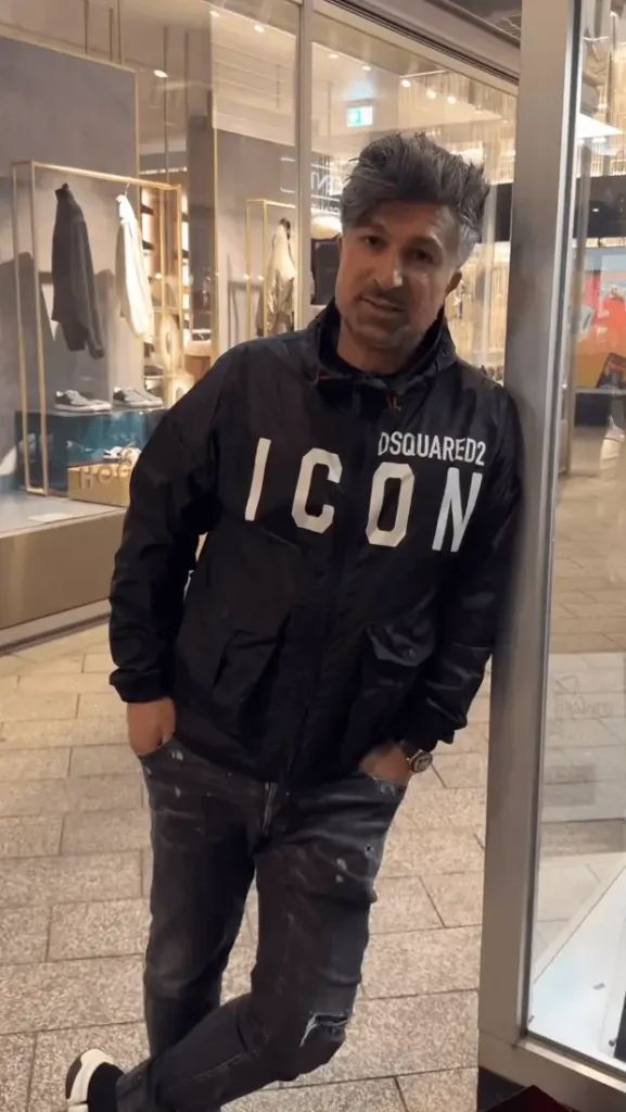 Lotto Millionär Chico in einer entspannten Pose