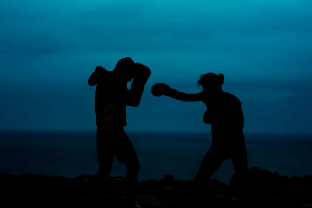 Boxer beim Sparring im Freien am Abend