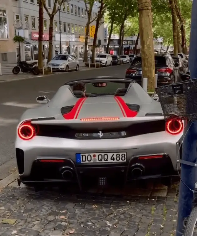 Ferrari von hinten vom Lotto Millionär Chico