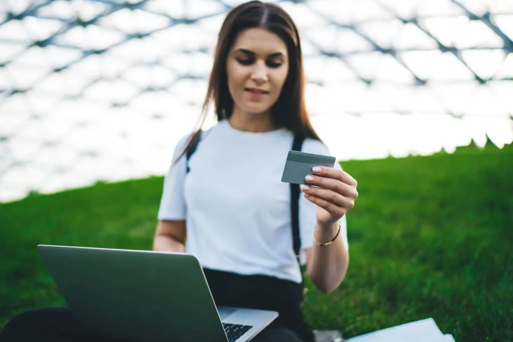 Eine Frau tätigt eine Verifizierung am Laptop