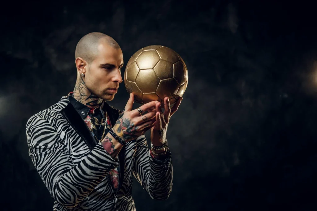 Ein Fußballspieler betrachtet den goldenen Ball