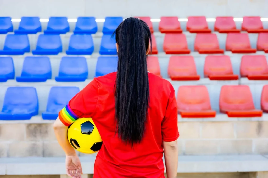 Eine Fußballspielerin von hinten fotografiert