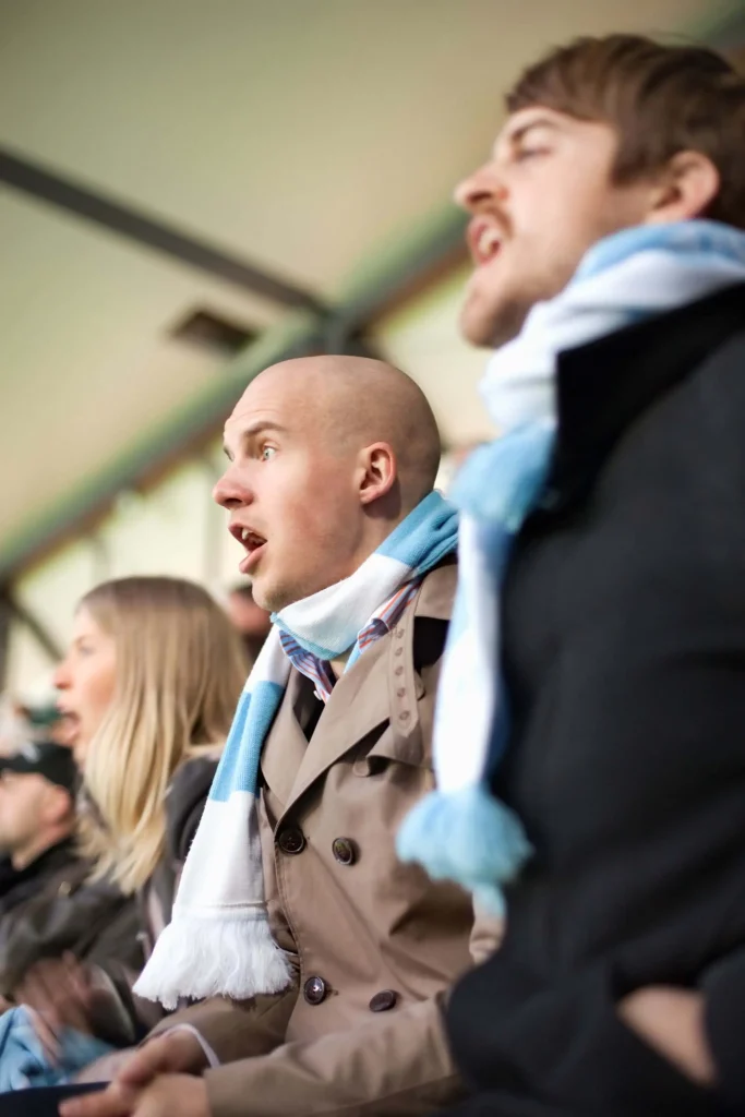 Manchester City Fans im Stadion sind geschockt über einen möglichen Punktabzug