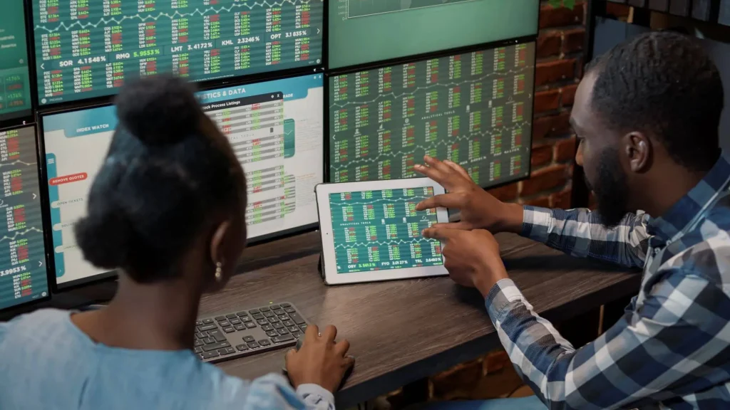 Analysten für den Wettquoten Vergleich an mehreren Monitoren