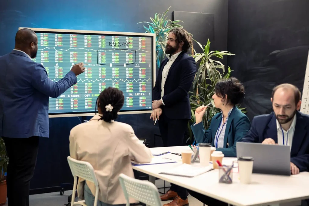 Experten berechnen Wettquoten in einem Meeting