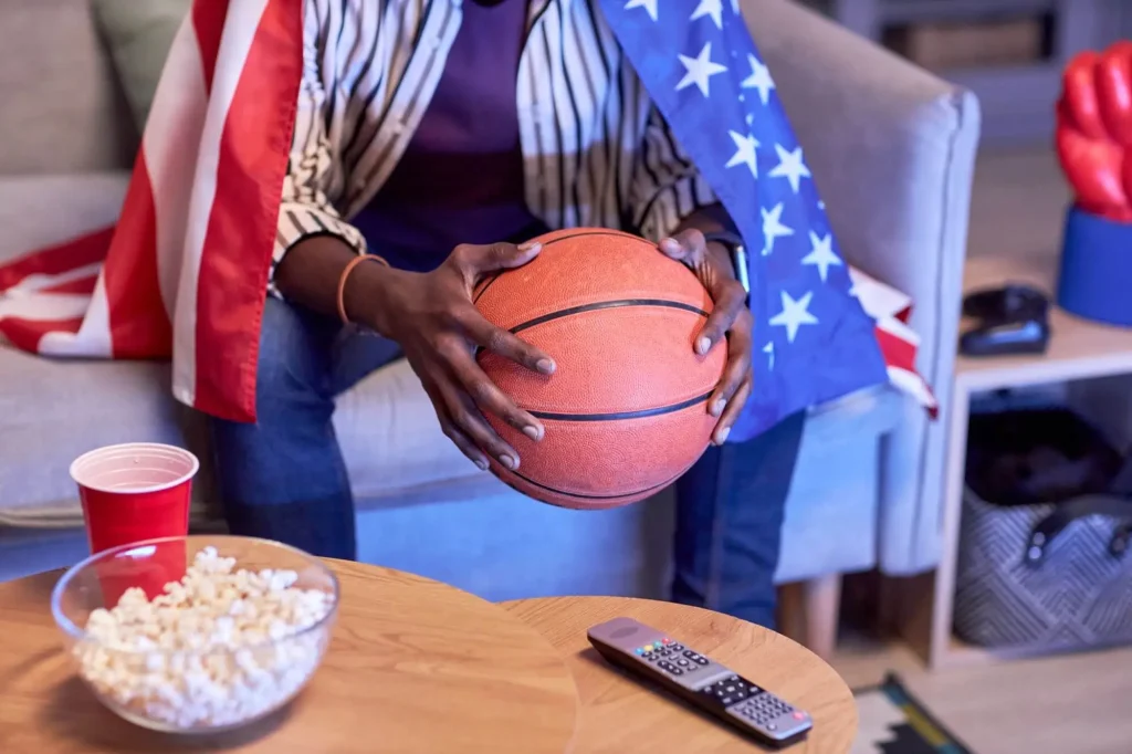 Fan schaut March Madness 2025 und hält einen Ball