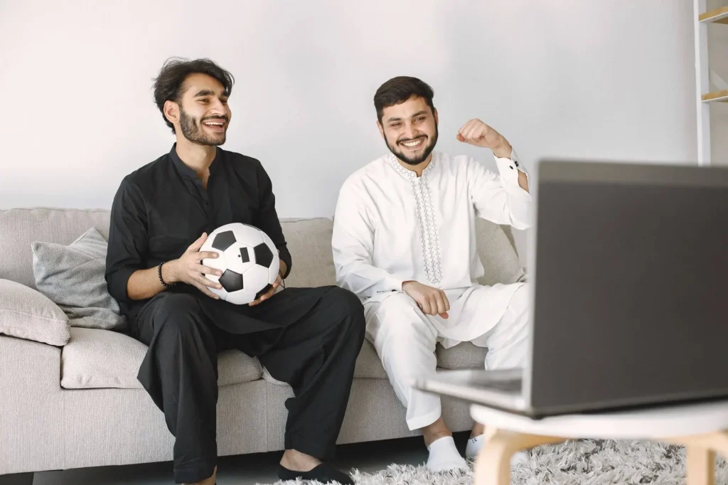 Fans freuen sich am TV über bekannte Fußballer in Saudi-Arabien