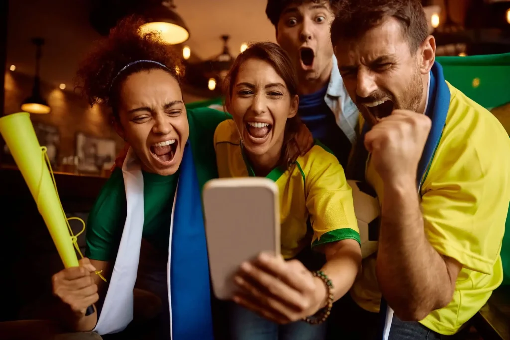 Ein paar Fans jubeln über eine erfolgreiche risikofreie Wette