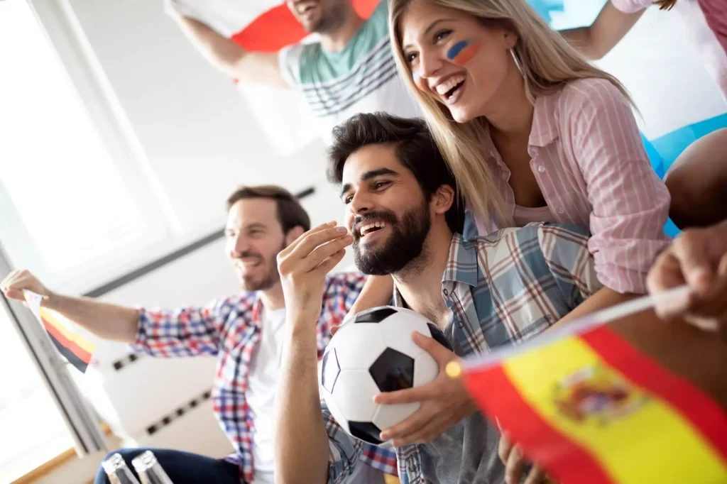 Fans schauen zusammen La Liga im TV