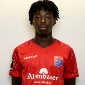 Gibson Adu beim Fotoshooting