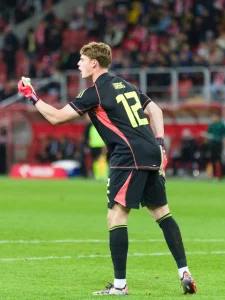 Jonas Urbig gibt Anweisungen bei einem Spiel