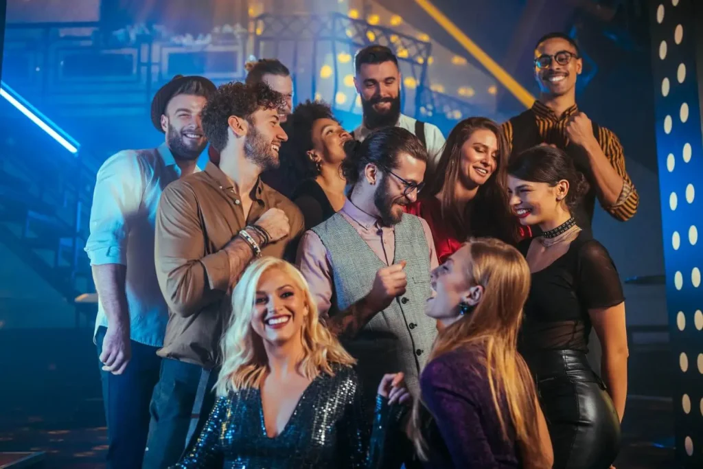 Leute freuen sich auf den ESC 2025 und posieren