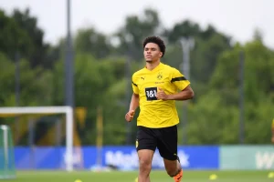 Nnamdi Collins bei Laufübungen