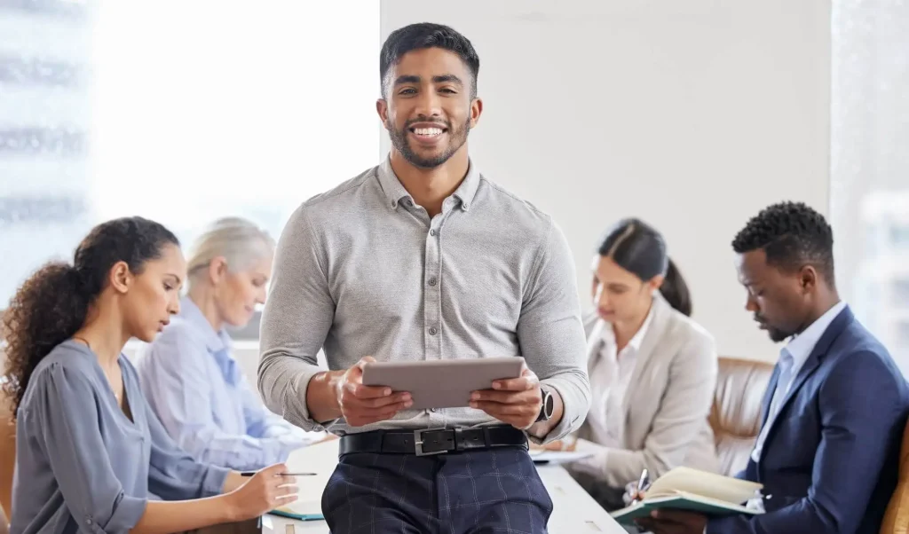 Ein Spielerberater bei der Arbeit mit seinem Team