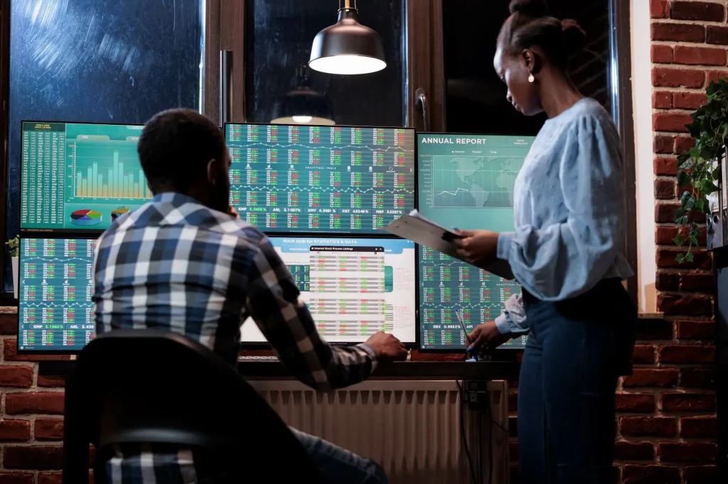 Zwei Analysten bewerten Wetten auf niedrige Quoten mit hohem Einsatz