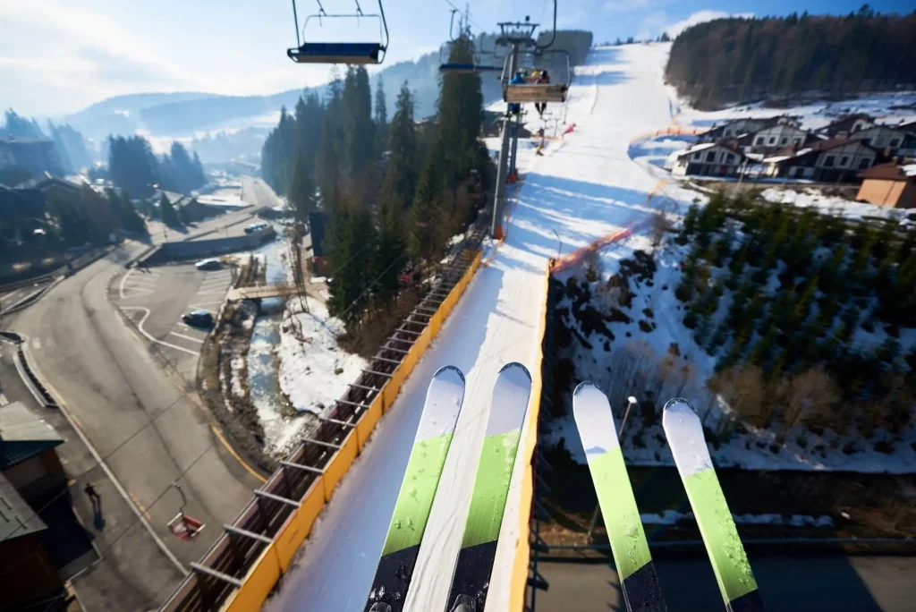 Ansicht eines Skispringers während der Fahrt mit dem Lift
