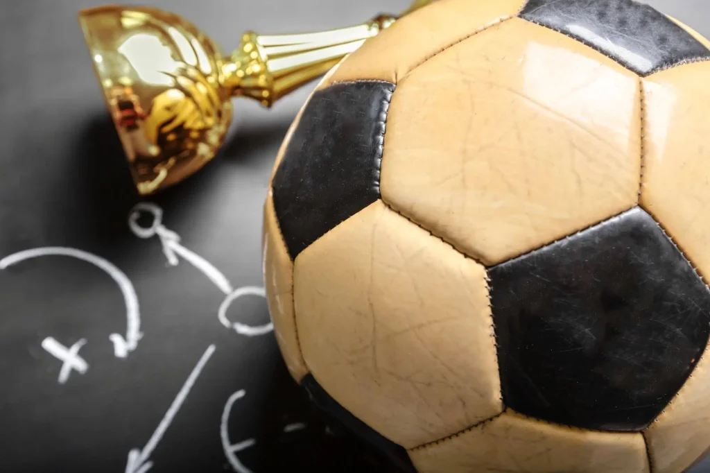 Ein Ball und ein Pokal auf einer Taktiktafel