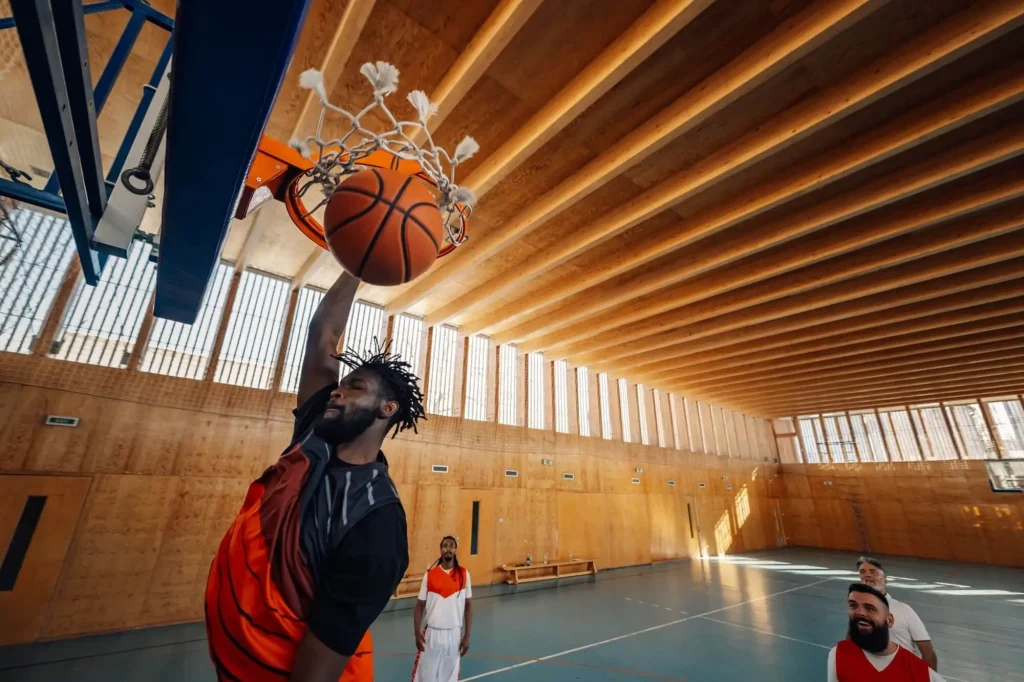 Basketballspieler beim Trainingsspiel mit Dunk