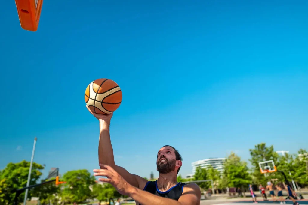 Basketballspieler unter dem Korb im Freien