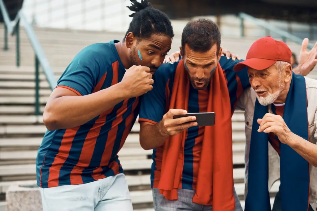 Fans feiern ihre gewonnene Paysafecard Wette vor dem Stadion