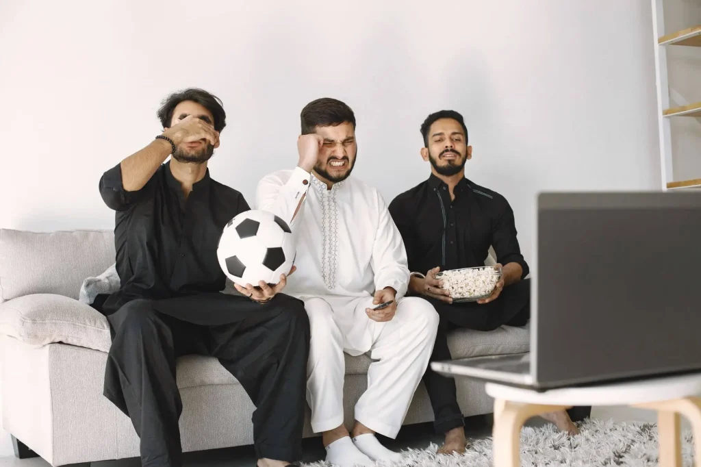 Fans vor dem TV schauen die Saudi Pro League