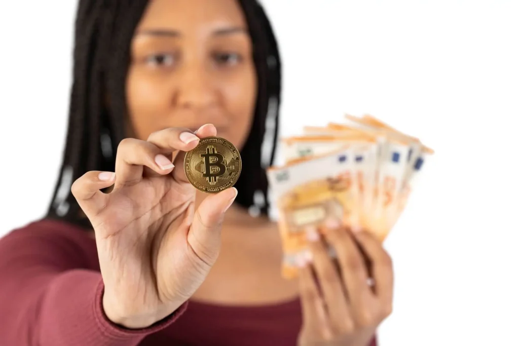 Eine Frau mit Bitcoin-Münze