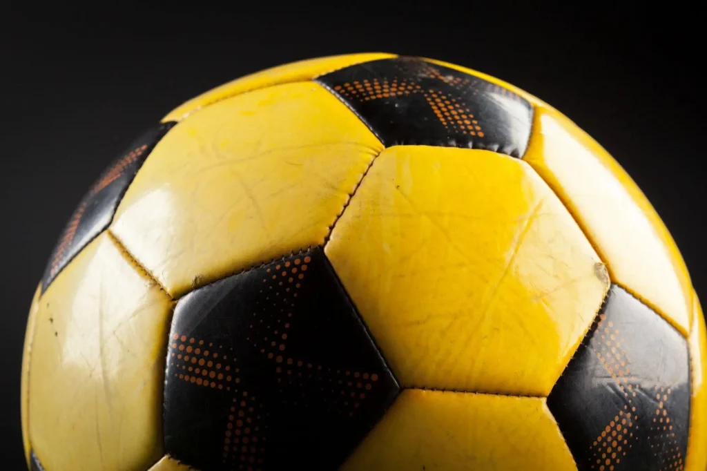 Ein goldener Fußball mit dunklem Hintergrund