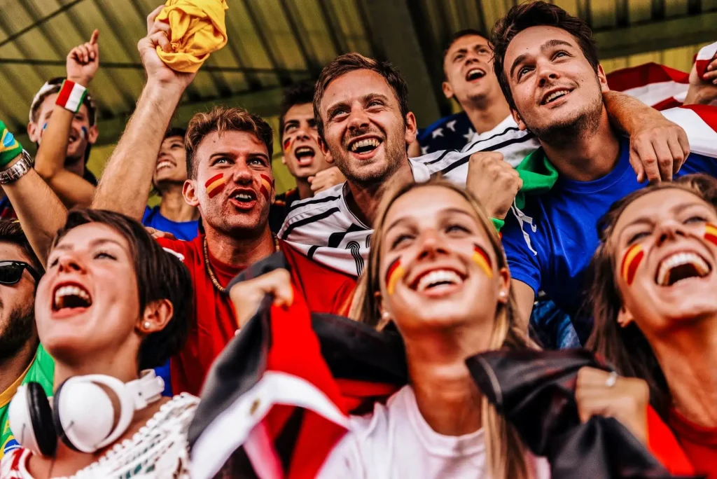 Fußballfans im Stadion feiern
