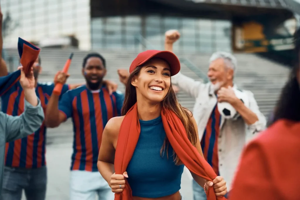 Fußballfans vor dem Stadion in ausgelassener Stimmung