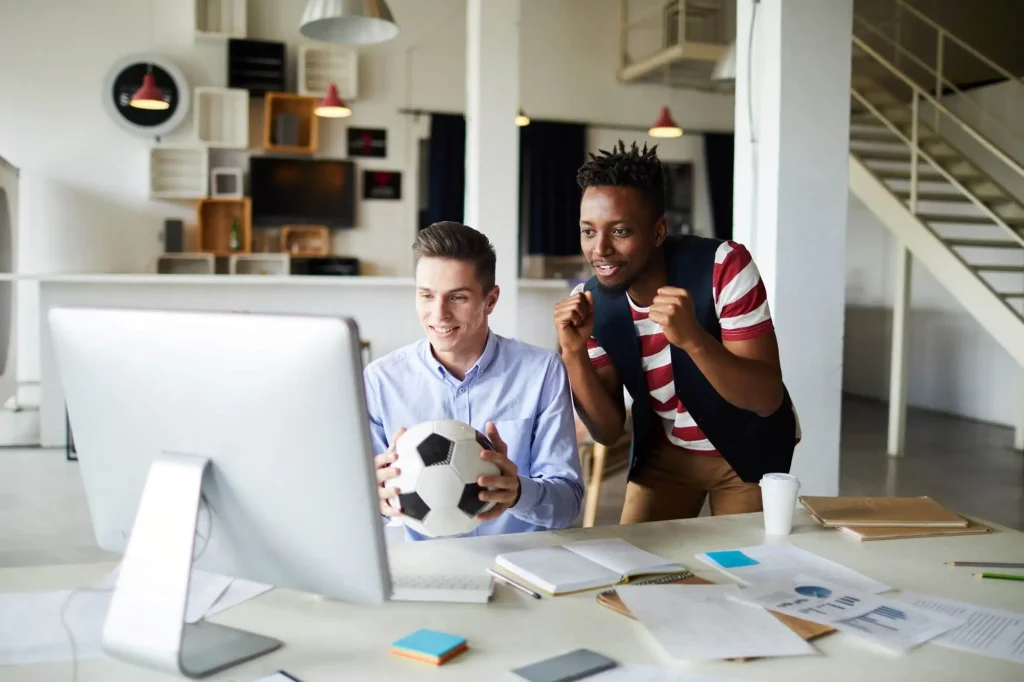 Fußballmanager schauen Fußball in ihrem Büro