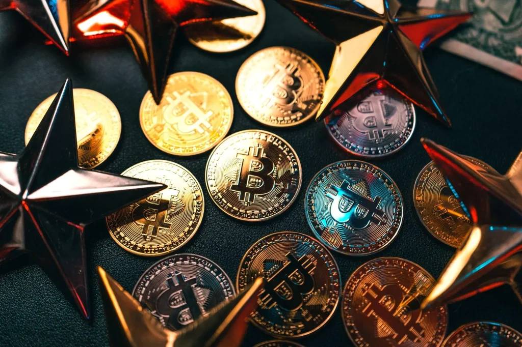 Münzen mit Bitcoin-Aufschrift auf einem Tisch liegend