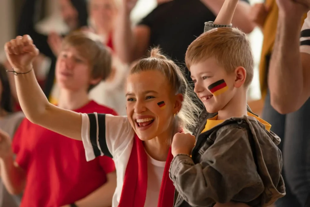 Mutter und Sohn bei einem Fußballspiel