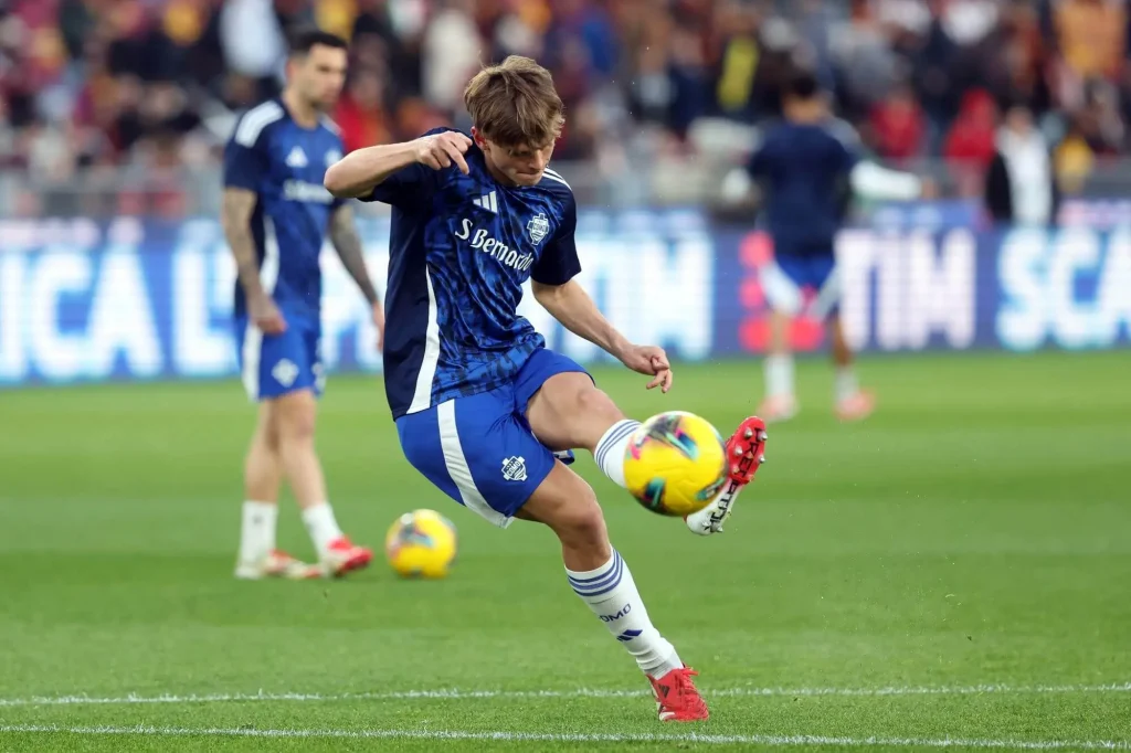 Nico Paz beim Aufwärmen