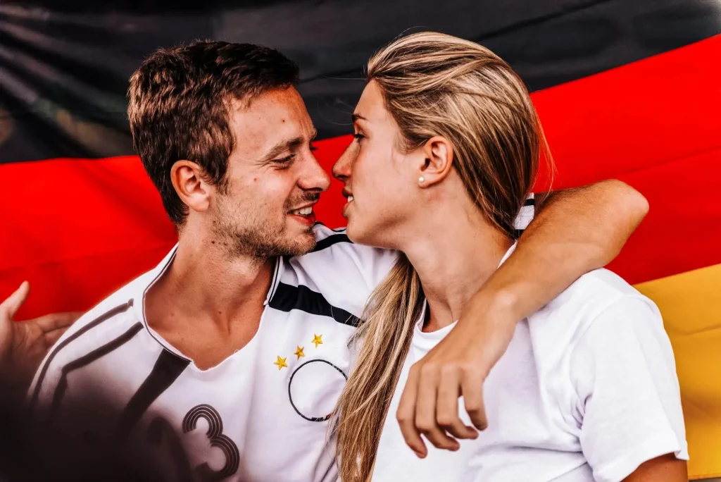 Paar mit Deutschland-Fahne küsst sich