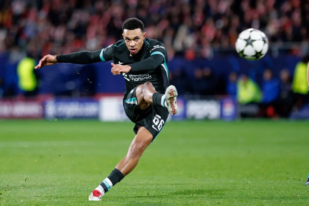 Trent Alexander-Arnold beim Schuss