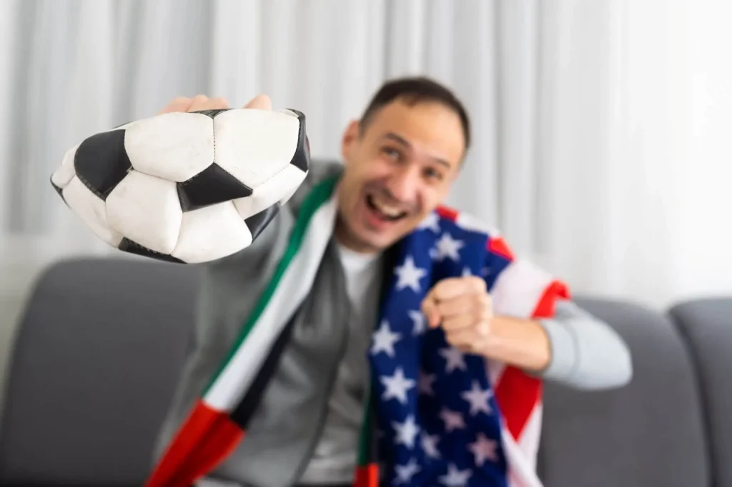 Amerikanischer Fußballfan hält einen zerquetschten Ball