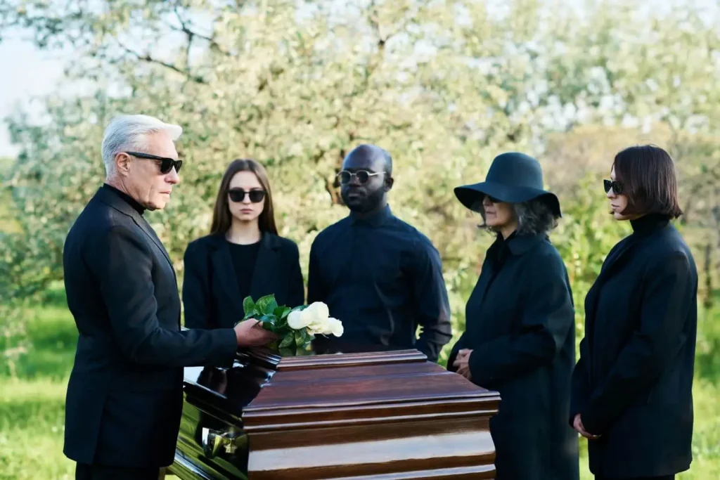 Angehörige trauern um einen verstorbenen Fußballer bei der Beerdigung