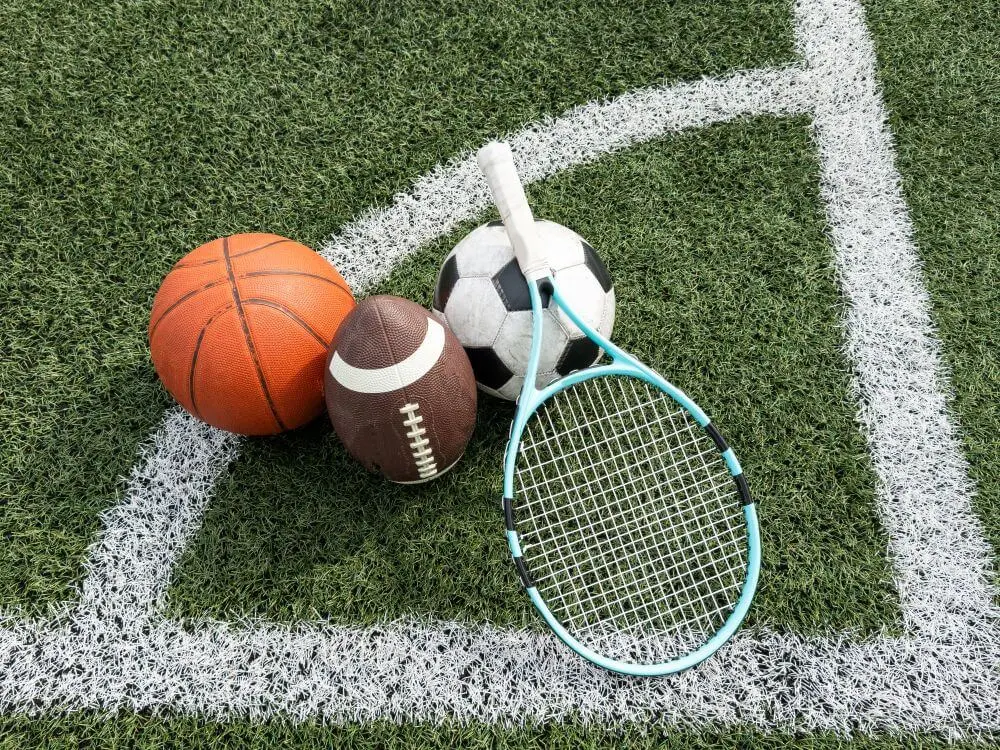 Bälle liegen an einer Eckfahne