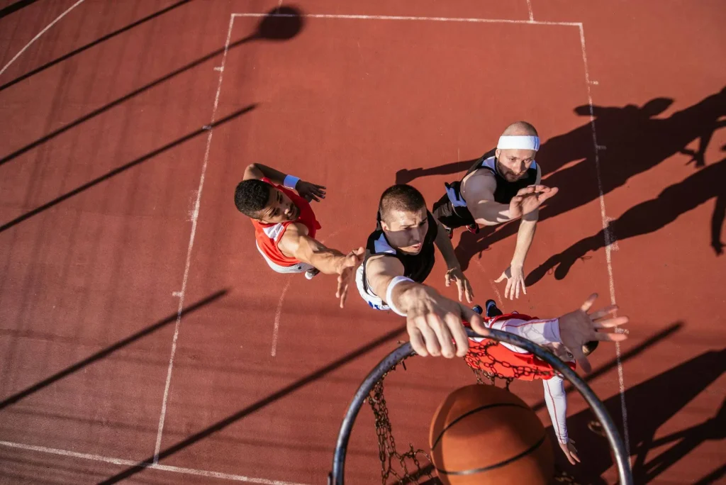 Basketballkorb von oben während eines Spiels