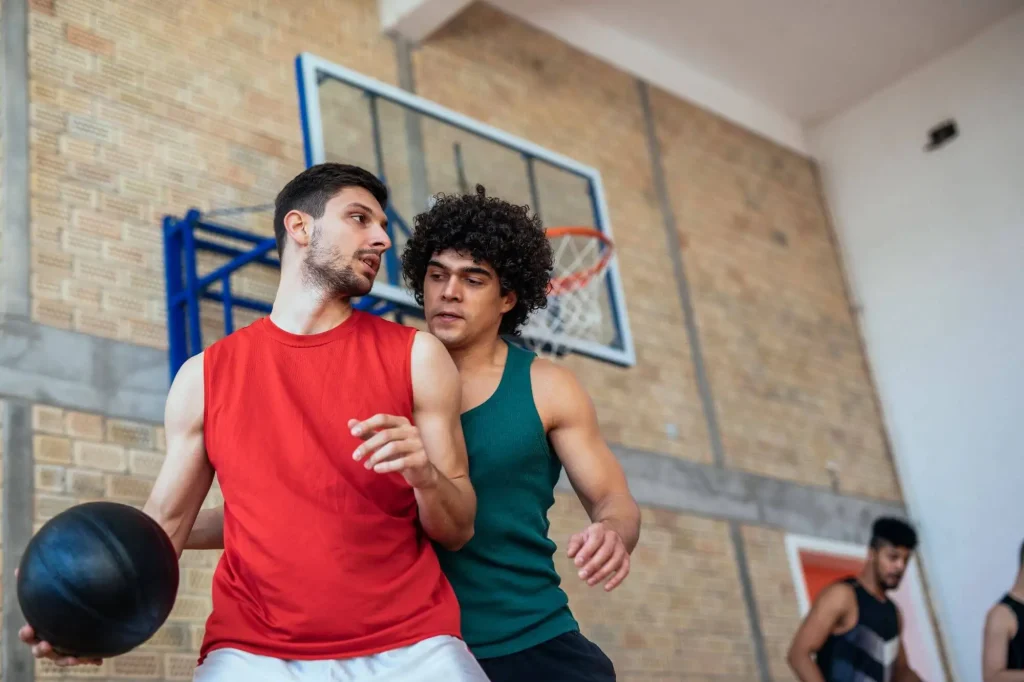 Zwei Basketballspieler im Duell