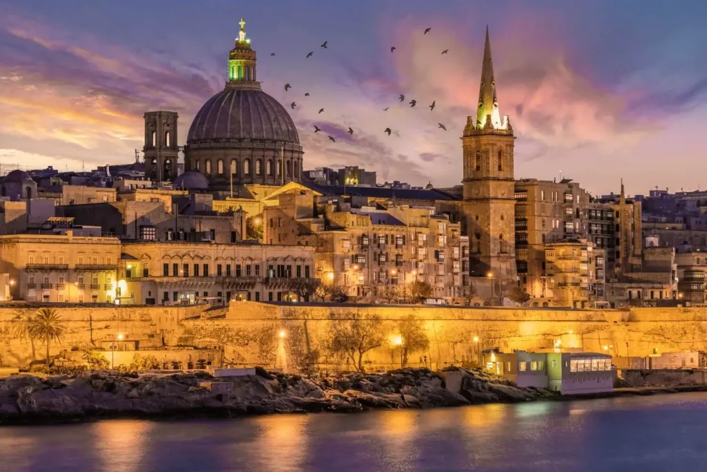 Blick auf Valletta bei Nacht